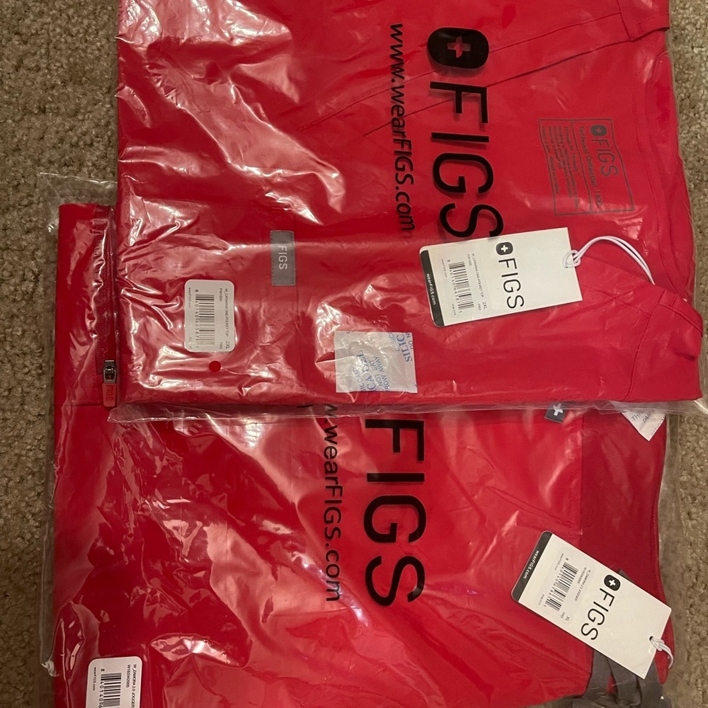 NWT figs scrub set pop red